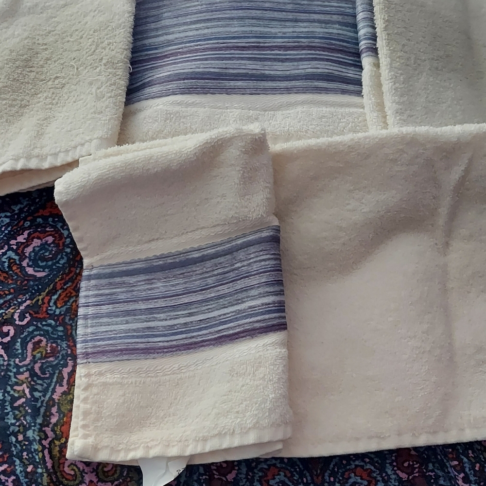 Pretty Embelised Shades of Lavender Towel Set